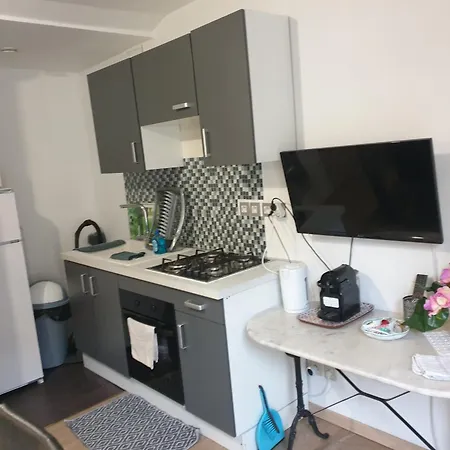 Les Hirondelles 69 Apartman *